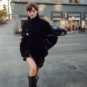 NWT ZARA jewel detail faux fur size S Jacket
🚨FIRM PRiCE NO DISCOUNT